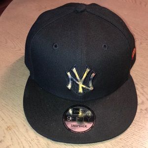 New Era Yankees SnapBack. Black With Plaid Print